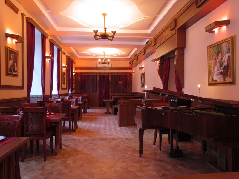 Renoir Beauty Salon, Alco & Perfume Boutique, Cafe-Restaurant — photo 1